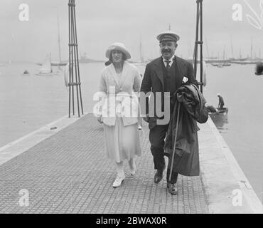 Celebrità a Cowes sull'Isola di Wight , della costa meridionale dell'Inghilterra Sir Godfrey Baring e Miss Baring 1 agosto 1921 Foto Stock