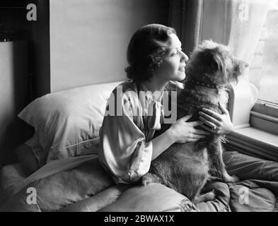 Elisabeth Astell , la stella dello schermo e del palcoscenico e il suo cane da compagnia Bob . Ora sta recuperando da un'operazione per appendicite . 7 marzo 1936 Foto Stock