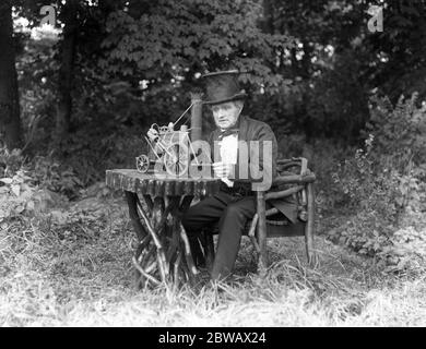 Filming the Game of Life ' , un film sul primo treno inventato da George Stephenson . Il signor H Hesslegrove , che suona Stephenson , con il suo modello completo del razzo . 10 settembre 1920 Foto Stock