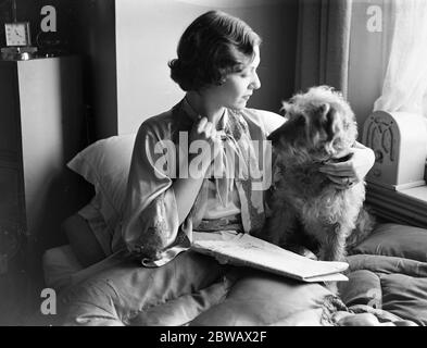 Elisabeth Astell , la stella dello schermo e del palcoscenico e il suo cane da compagnia Bob . Ora sta recuperando da un'operazione per appendicite . 7 marzo 1936 Foto Stock