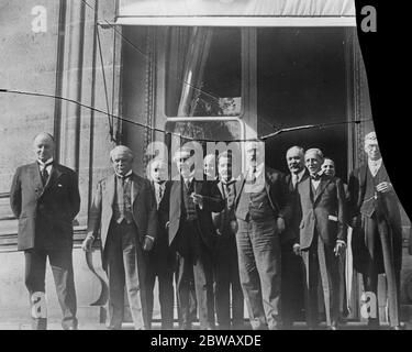 Il Consiglio Supremo di Parigi . Lord Curzon, Lloyd George, M. Briand (il primo ministro francese), il signor Bonomi (il primo ministro italiano), la Marchessa della Torretta (ministro italiano in Inghilterra), M. Loncheur (delegato francese) E altri rappresentanti fotografati nella seduta di apertura del Consiglio Supremo a Parigi . 9 agosto 1921 Foto Stock