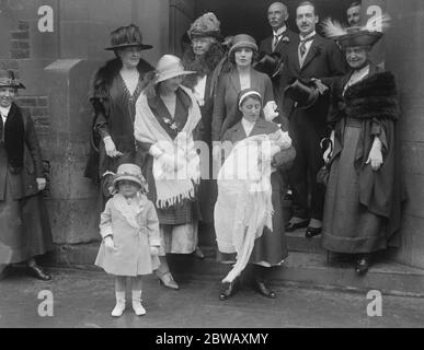 La Signora Montagu di Beaulieu come madre di dio . Battesimo di figlio di Capt e della signora Cirillo Cubitt a St Mary', Cadogan Street . 17 maggio 1922 Foto Stock