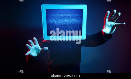 Uomo cyberpunk con un monitor invece di una testa, computer dipendenza e zombie TV. Zombification, TV sulla testa. L'influenza della TV sul cervello, vi Foto Stock