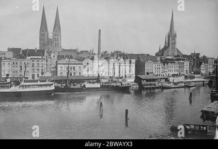 Navi da guerra alleate possono ancorarsi in porti tedeschi se i termini alleati non sono accettati e l'occupazione della Ruhr non porta i tedeschi ai loro sensi , le nostre navi da guerra possono ancorarsi ad Amburgo , Lubeck , Stettin e Bremen Harmors e i loro equipaggi pattugliano le banchine per far rispettare le dogane . Qui le barche da carico possono essere viste sul Lower trave , Lubeck 4 aprile 1921 Foto Stock