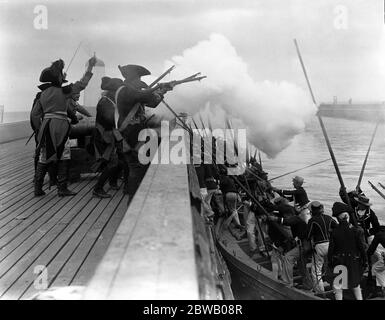 Re - sparare il film di Nelson che è stato distrutto da un incendio. Sparare una scena d'azione sul lungomare di Littlehampton , Sussex . Storming la Mole . 16 luglio 1918 Foto Stock