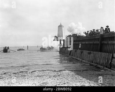 Re - sparare il film di Nelson che è stato distrutto da un incendio. Sparare una scena d'azione sul lungomare di Littlehampton , Sussex . Storming la Mole 16 luglio 1918 Foto Stock