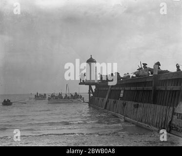 Re - sparare il film di Nelson che è stato distrutto da un incendio. Sparare una scena d'azione sul lungomare di Littlehampton , Sussex . Tempesta 16 luglio 1918 Foto Stock