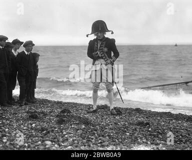 Re - sparare il film di Nelson che è stato distrutto da un incendio. Il sig. Donald Calthrop, in qualità di ammiraglio Nelson, sulla spiaggia. 14 luglio 1918 Foto Stock