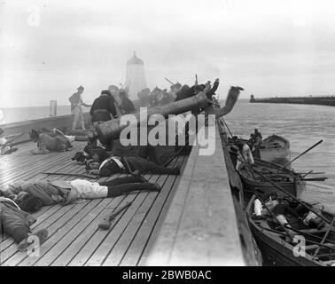 Re - sparare il film di Nelson che è stato distrutto da un incendio. Sparare una scena d'azione sul lungomare di Littlehampton , Sussex . Storming la Mole . 14 luglio 1918 Foto Stock