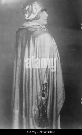 £ 10 000 UN anno vestiti la signora Clarence Millihiser di New York che è vestito in esclusiva da donne intitolate . Si vede indossare un mantello che è il lavoro congiunto di Prinncess Trubetzkcy e Obolensky . La signora è considerata per spen £10000 un anno sui vestiti 21 dicembre 1922 Foto Stock