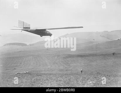 Pilota di guerra tedesco come campione del mondo Glider £ 9000 offerto per la sua macchina l'airman tedesco Hentzen , divenne il campione del mondo aliante rimanendo in aria per oltre due ore ad un incontro di aviazione senza motore il Rhon Wasserkuppe 25 agosto 1922 Foto Stock