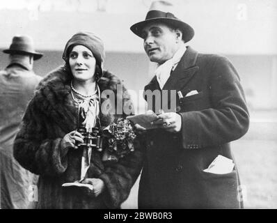 Nelle gare di Derby sono raffigurati gli attori , MR e Mrs Henry Edwards (la signora Edwards era in precedenza Miss Chrissie White , la famosa star del cinema inglese ) . Il signor Edwards ha avuto un grande successo nel film ' Flag Lieutenant' che è apparso di recente. 14 novembre 1929 Foto Stock