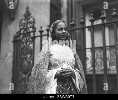 Al Claridge' s Hotel , Londra , Principessa Kouka del Sudan , che ha lasciato il suo paese natale per imbarcarsi in una vita cinematografica . Suoner di fronte a Paul Robeson nel film ' Jericho ', una storia del deserto . 22 dicembre 1936 Foto Stock