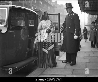 Al Claridge' s Hotel , Londra , Principessa Kouka del Sudan , che ha lasciato il suo paese natale per imbarcarsi in una vita cinematografica . Suoner di fronte a Paul Robeson nel film ' Jericho ' , una storia del deserto 22 dicembre 1936 Foto Stock