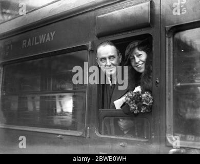 Alla stazione di Waterloo, partendo per Capetown, Sudafrica, il signor e la signora Sydney Howard. 14 febbraio 1936 Foto Stock