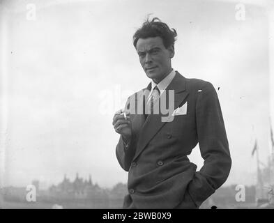 Nils Asther , la star svedese del cinema , fotografata sul tetto del Savoy Hotel , Londra . 27 marzo 1935 Foto Stock