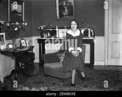 Miss Shirley Dale , giovane cantante e attrice di teatro lirico , che sta suonando la parte principale con Lance Fairfax nel nuovo film britannico ' The Begger Student ' ( noto anche come Betty Baxendale ) 16 dicembre 1931 Foto Stock