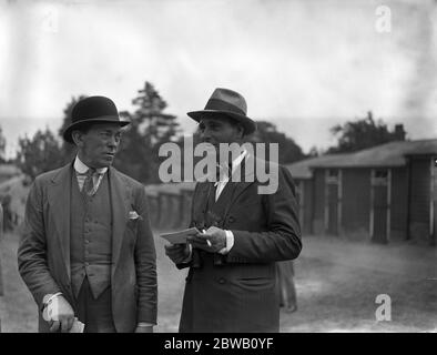 Henry Edwards , ( a destra ) la famosa star del cinema inglese , fotografata con un amico all' ippodromo di Sandown Park . 20 luglio 1929 Foto Stock