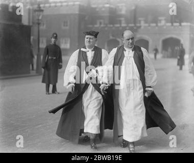 I Re Levee al St James Palace, Vescovo di Peterborough (a sinistra) e Vescovo di St Albans, 8 febbraio 1922 Foto Stock