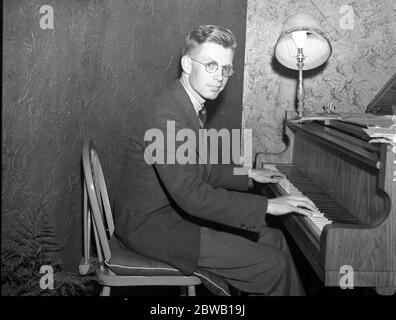Ivor Keys , il ragazzo di 17 anni della Christ' s Hospital School , che ha scritto diverse opere e ha diretto la London Symphony Orchestra che ha recentemente svolto il suo lavoro . 28 agosto 1938 Foto Stock