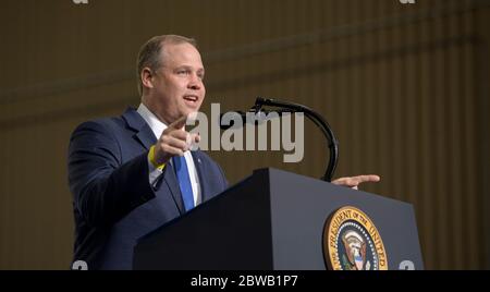 In questa foto pubblicata dalla National Aeronautics and Space Administration (NASA), Jim Bridenstine, amministratore della NASA, parla all'interno dell'edificio di assemblaggio dei veicoli in seguito al lancio di un razzo SpaceX Falcon 9 che trasporta la Crew Dragon sulla missione SpaceX Demo-2 della NASA con gli astronauti della NASA Robert Behnken e Douglas Hurley a bordo, sabato 30 maggio 2020, al Kennedy Space Center della NASA in Florida. La missione SpaceX Demo-2 della NASA è il primo lancio con astronauti della SpaceX Crew Dragon e Falcon 9 razzo alla Stazione spaziale Internazionale come parte dell'agenzia Foto Stock