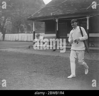 I pari e il deputato alla Cricket House of Lords e alla House of Commons si sono opposti alla Westminster School sul terreno della seconda alla Westminster School , Londra Hon F S Jackson uscendo al pipistrello 15 giugno 1922 Foto Stock