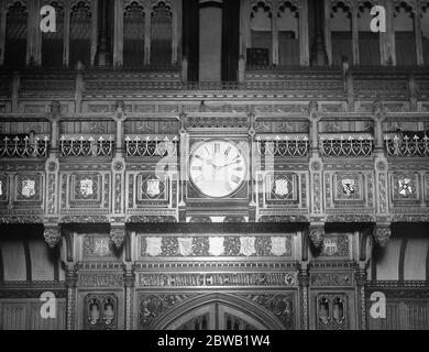 Il rotolo d'onore dei Comuni , Camera di memoria la memoria dei diciannove membri della Camera dei Comuni caduti nella guerra si perpetua nella stessa camera di discussione , Gli scudi che si vedono nel fotografo da sinistra a destra sono il Capitano Hon H T Cawley , il signor W G C Gladstone , il signor Hon o' Neil l'Hon Agar Roberts 11 febbraio 1921 Foto Stock