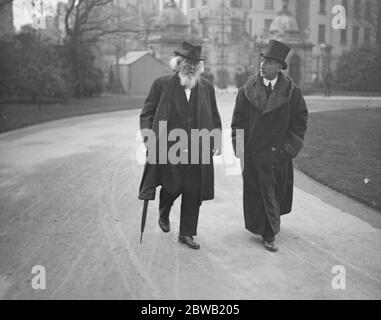 Primo discorso del Governatore Generale d'Irlanda ad entrambe le Camere a Dublino . Dr Sigerson (a sinistra) e Sir Thomas Grattan Esmonde arrivo. 13 dicembre 1922 Foto Stock