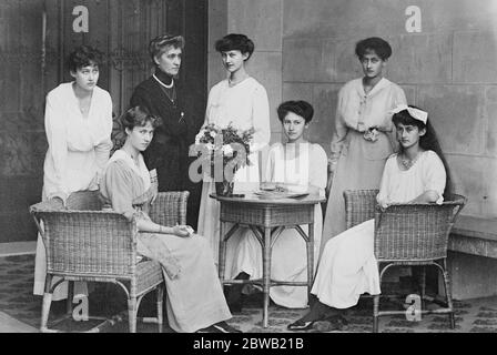 L'ex Granduchessa di Lussemburgo visita la sua successore la Principessa Marie Adelaide di Lussemburgo ex Granduchessa regnante ma ora membro dell'Ordine di Santa Teresa al covent di Modena , l'Italia fa visita alla sua famiglia . La principessa è vista al centro del gruppo , mentre le altre figure sono da sinistra a destra . La Granduchessa Charlotte regnante, la Principessa Hilda, la Granduchessa Maria Anna e le Principesse Elisabeth Antoinette e Sophie 27 gennaio 1923 Foto Stock