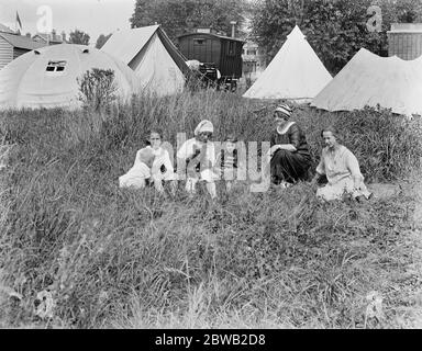 Due famiglie non sono in grado di trovare alloggio a Londra , hanno noleggiato una carovana e tende e sono accampati sulla riva del fiume a Staines 13 agosto 1919 Foto Stock