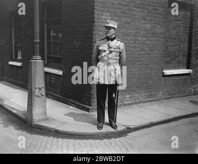 Il Re Levee a St James Palace Lieutenant Colonnello Douglas Capitanananeu DSO , Romeno militare Attache arrivo 29 maggio 1922 Foto Stock