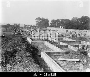 Costruire un villaggio di cemento a Braintree , Essex in primo piano una nuova fondazione e in background fondazioni in una fase più avanzata 18 settembre 1919 Foto Stock