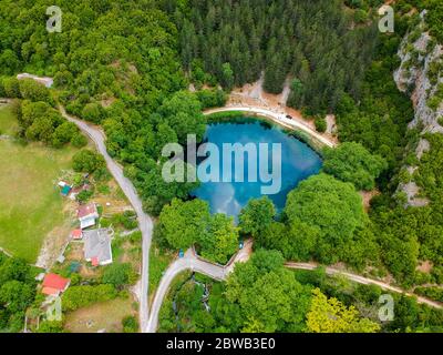 ioannina. Lago blu virou (lago di laguna blu) vicino al villaggio Vouliasta, lago naturale Viros formato dalle sorgenti del fiume Louros. Grecia epiro Foto Stock