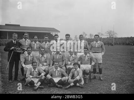 Il re di rugby internazionale a Twickenham , Londra Inghilterra contro Francia squadra francese fila posteriore sinistra a destra C F Rutherford (Segretario di Hon) , Francois Clauzel , Charles-Anthoin Gonnet , Louis Beguet , Louis Lepatey , Etienne Piquiral , Pierre Moureu , Jean Etcheberry Middle Row a sinistra a destra Jacques Ballarin , Francois Borde (c) , Aime Cassayet-Armagnac , Andre Behoteguy , Raoul ha ottenuto la prima fila a sinistra a destra Henri Galau , Laurent Pardo e Roger Siteu France Test debutta J Ballarin, F Clauzel 23 febbraio 1924 Foto Stock