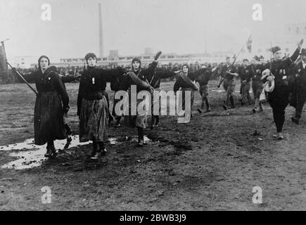 Grande congresso fascisti a Napoli . Lo Squadrone delle donne che saluta durante il passato di marzo. 28 ottobre 1922 Foto Stock