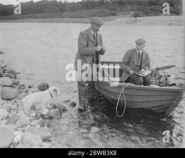 Duca di Richmond Salmon pesca in Scozia Duca di Richmond scegliendo una mosca 26 agosto 1922 Foto Stock