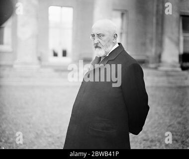 Il primo discorso del Governatore Generale irlandese ad entrambe le case a Dublino, il signor T M Healy, K C, fuori dalla Camera del Senato. Vice Regal Lodge 13 Dicembre 1922 Timothy Michael Healy, KC ( 17 Maggio 1855 - 26 Marzo 1931 ) Foto Stock