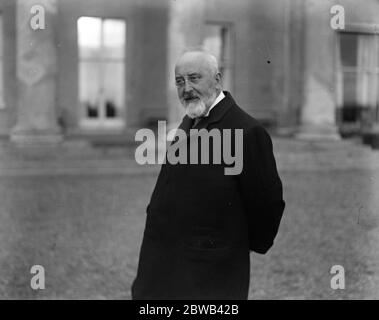 Il primo discorso del Governatore Generale irlandese ad entrambe le case a Dublino, il signor T M Healy, K C, fuori dalla Camera del Senato. Vice Regal Lodge 13 Dicembre 1922 Timothy Michael Healy, KC ( 17 Maggio 1855 - 26 Marzo 1931 ) Foto Stock