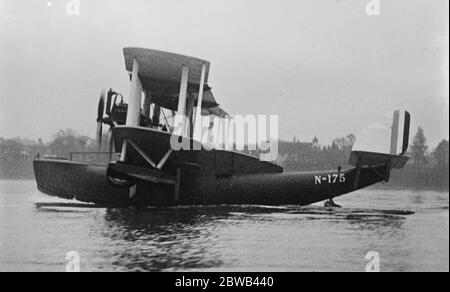 La prima barca anfibia a motore doppio costruita per il Ministero dell'aria per trasportare 14 passeggeri . La macchina tassare . 28 marzo 1924 Foto Stock