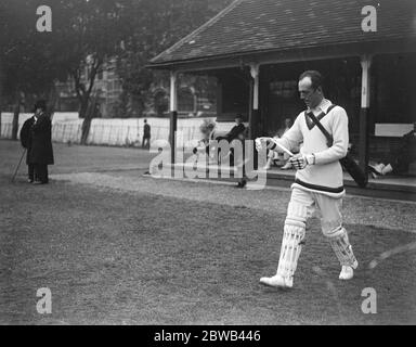 Pari e MP's al cricket . House of Lords e House of Commons si opposero alla Westminster School sul terreno di quest'ultima. Visconte Curzon uscendo a pipistrello . 15 giugno 1922 Foto Stock