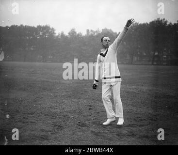 Pari e MP's al cricket . House of Lords e House of Commons si opposero alla Westminster School sul terreno di quest'ultima. Viscount Curzon bowling . 15 giugno 1922 Foto Stock