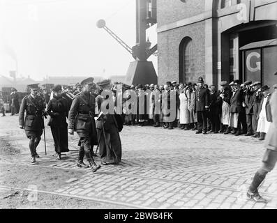 La Regina visita Woolwich porto Londra 19 ottobre 1917 Foto Stock