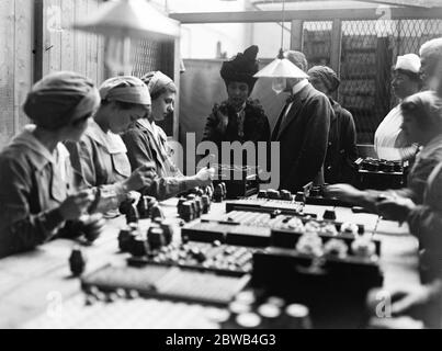 La Regina visita Cubitts munizioni fabbrica Londra 19 ottobre 1917 Foto Stock