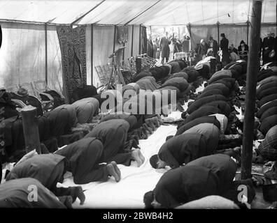 Preghiere durante un festival musulmano alla Moschea di Shah Jehan , Woking , Surrey . 15 dicembre 1936 la moschea di Shah Jahan fu la prima moschea costruita appositamente in Europa al di fuori della Spagna musulmana Foto Stock