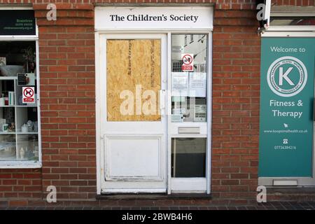 Il negozio di beneficenza della Children's Society di Braintree, chiuso durante la pandemia del coronavirus Foto Stock