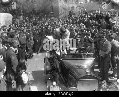 I neolaureati di Cambridge producono il loro film, ' Red Beaver ', nelle strade della città. La ' Dollar Princess ' è catturata in un'auto . 21 maggio 1922 Foto Stock