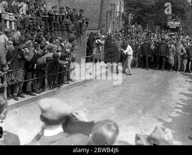 I neolaureati di Cambridge producono il loro film, ' Red Beaver ', nelle strade della città. Il ' Dollar Princess ' è legato sulle ringhiere 22 maggio 1922 Foto Stock