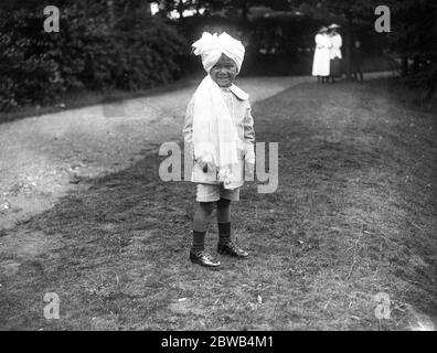 Un piccolo ragazzo indiano , risplendente nel suo turbante , al Festival musulmano di Eid alla Moschea di Woking in Surrey . 21 luglio 1917 la moschea Shah Jahan fu la prima moschea costruita appositamente in Europa al di fuori della Spagna musulmana Foto Stock