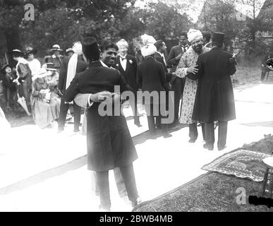 I fedeli si salutano durante il Festival musulmano di Eid alla Moschea di Woking in Surrey . 21 luglio 1917 la moschea Shah Jahan fu la prima moschea costruita appositamente in Europa al di fuori della Spagna musulmana Foto Stock