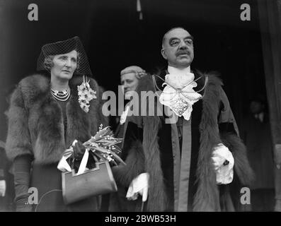 Dopo essere stato giurato dal Cancelliere del Signore alla Camera dei Lord , il Sindaco eletto di Londra , Sir William Coxon e Lady Coxon . 12 ottobre 1939 Foto Stock